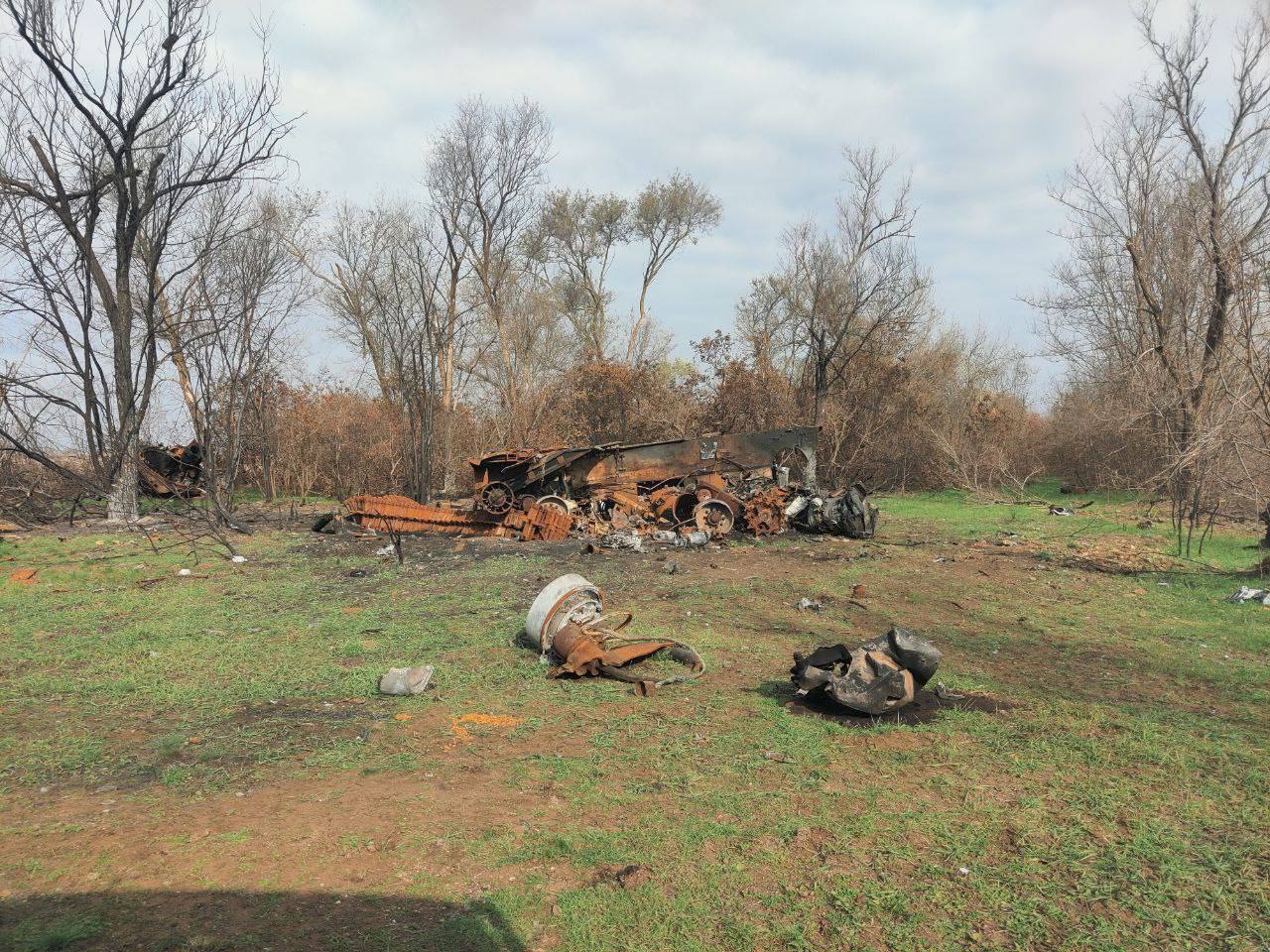 Кучи мусора и украденные солнечные панели: появились новые фото позиций оккупантов в Херсонской области