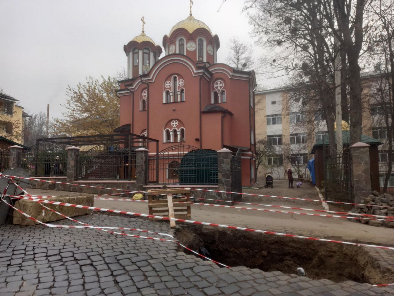 Поганий знак: у Чернівцях біля храмів МП тріснула земля (фото)