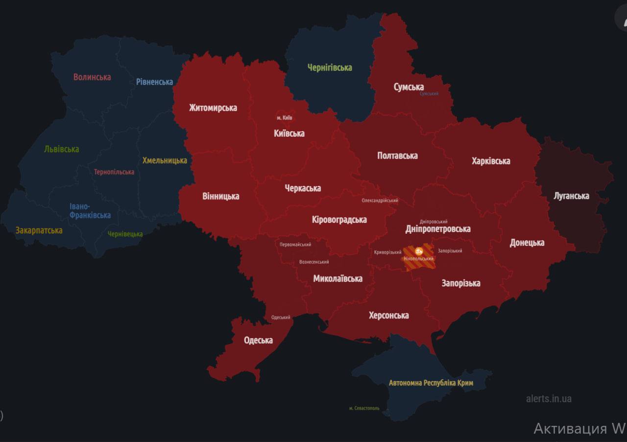 Вибухи та загроза ударів. Масштабна тривога в Україні: що відомо