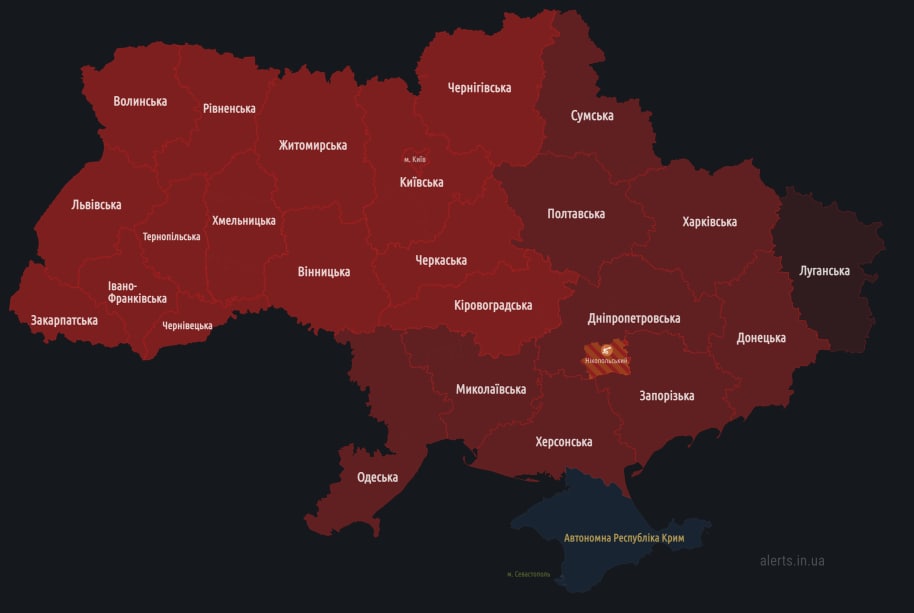 Вибухи та загроза ударів. Масштабна тривога в Україні: що відомо
