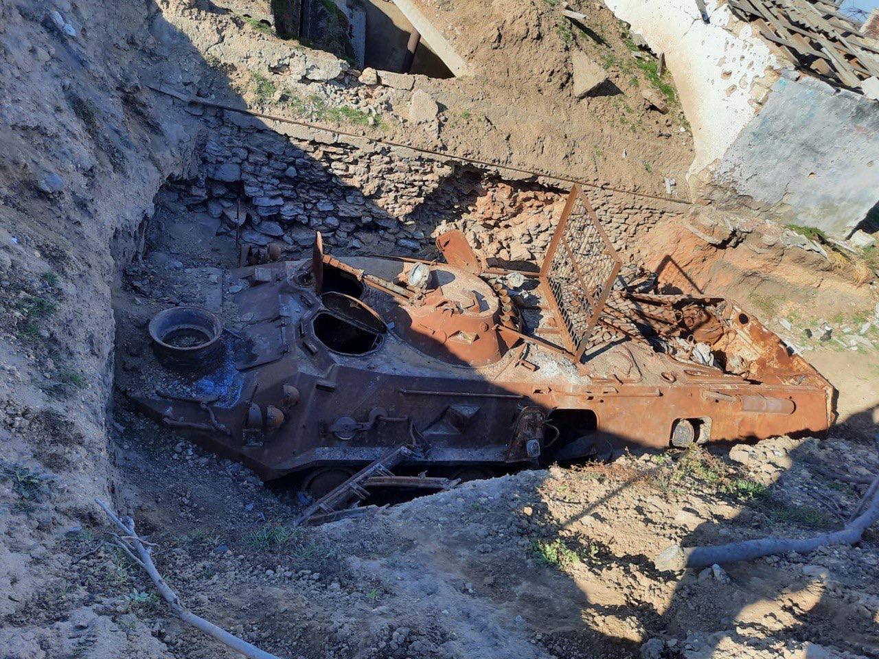 Розтяжки у школах, мінні пастки та масові поховання: що зробили окупанти у Херсонській області