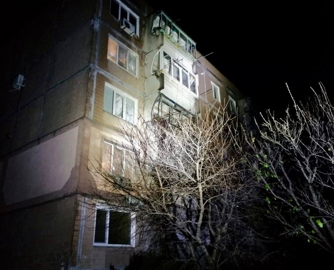 Окупанти випустили по кварталах Нікополя 40 снарядів та влучили в сонячну підстанцію