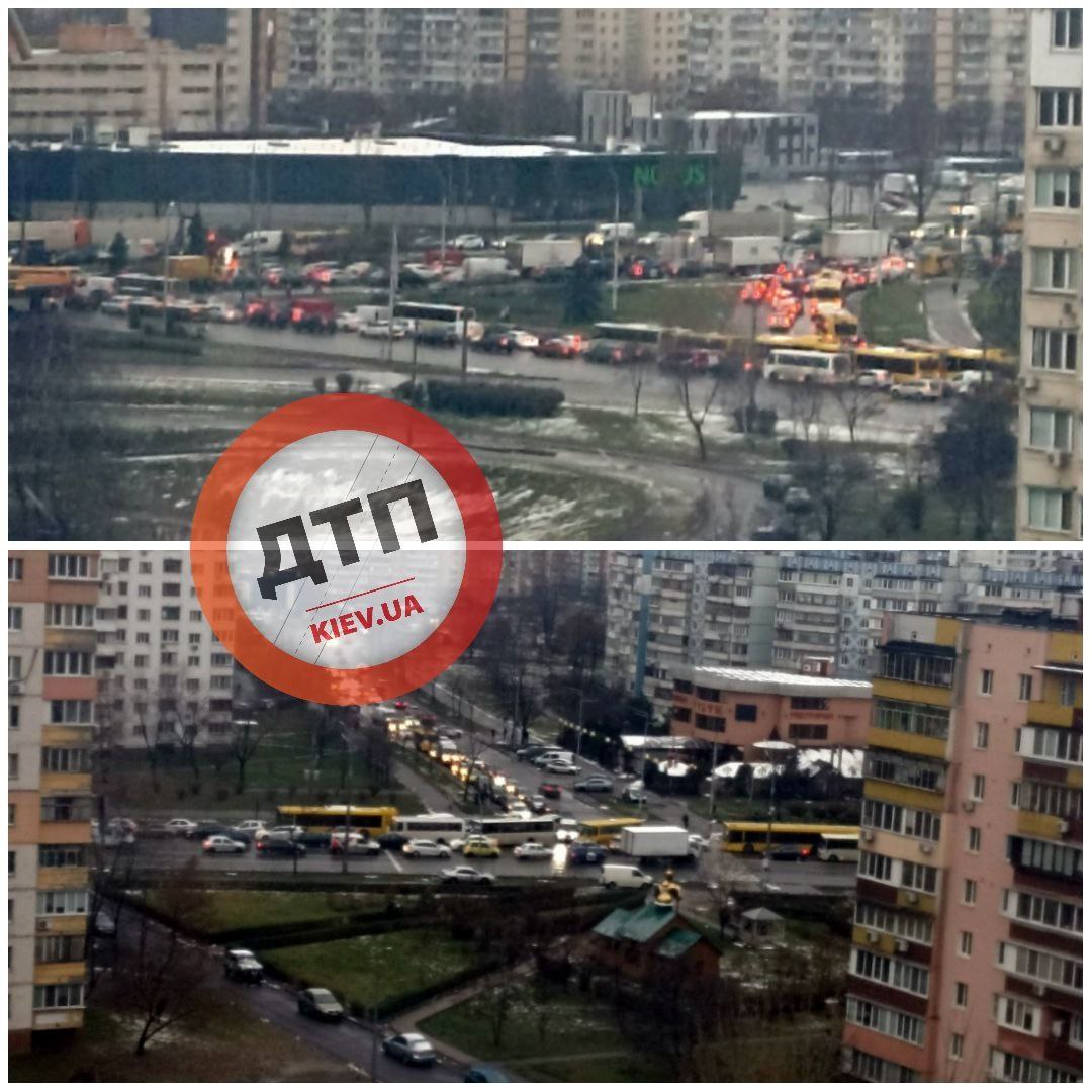 У Києві на Троєщині заблоковано рух на правий берег: що сталося