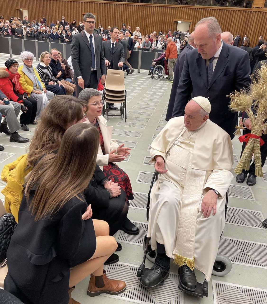 Співачка Оксана Муха подарувала Папі Римському незвичайний подарунок: фото зустрічі
