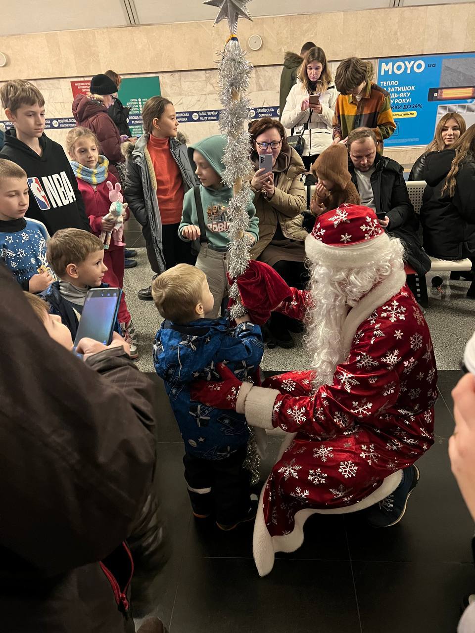 В киевском метро во время обстрелов для детей устроили новогодний праздник (фото)