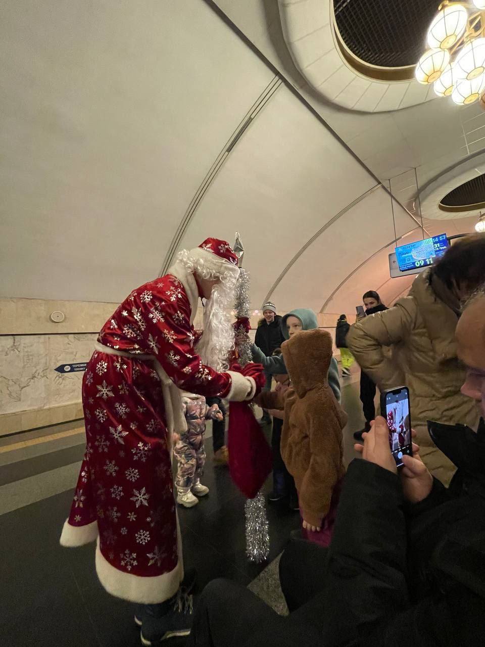 В киевском метро во время обстрелов для детей устроили новогодний праздник (фото)