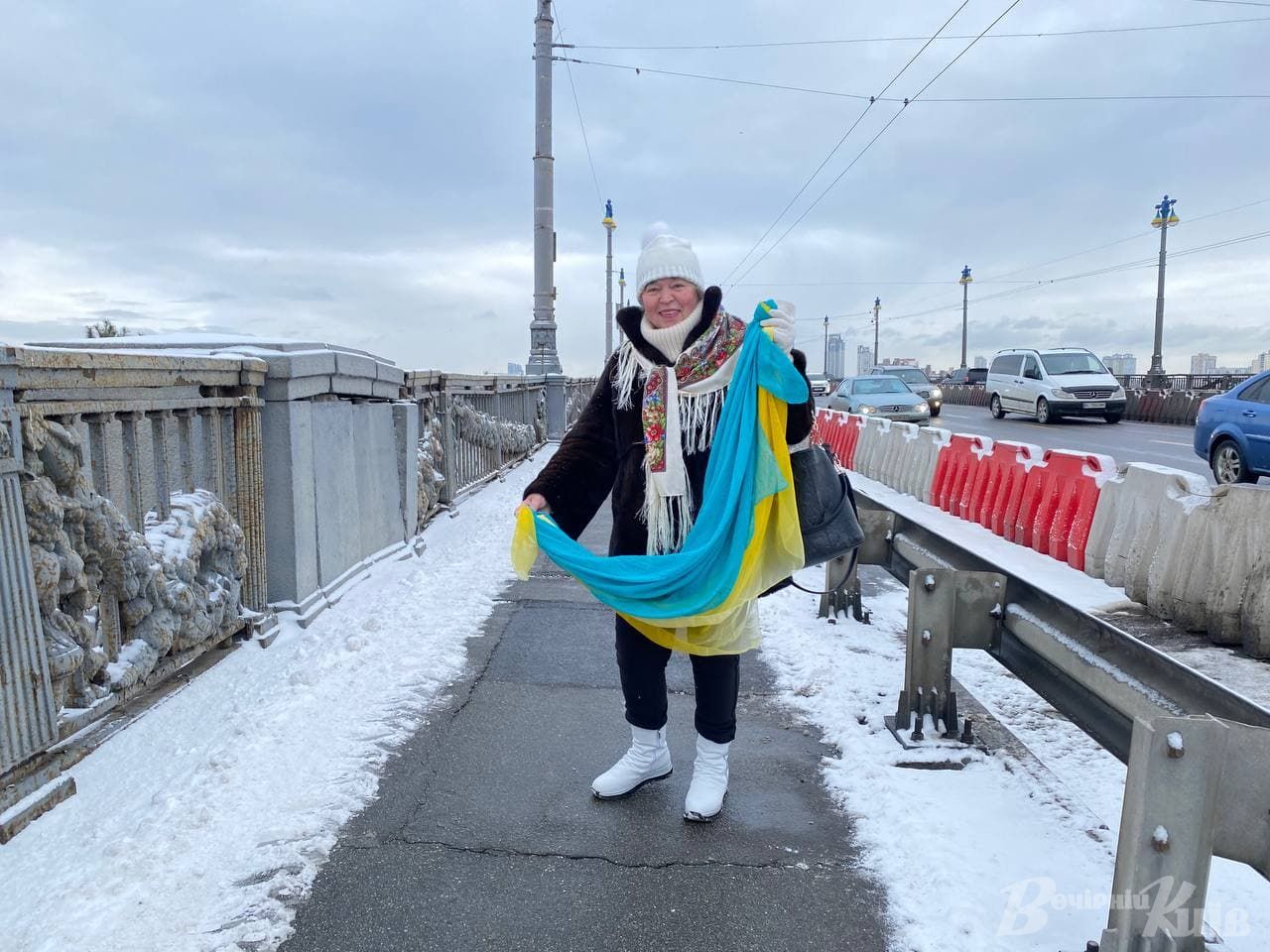 У Києві розгорнули 30-метровий прапор і створили "живий ланцюг": приголомшливі фото