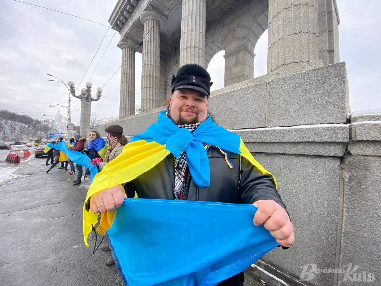 У Києві розгорнули 30-метровий прапор і створили "живий ланцюг": приголомшливі фото