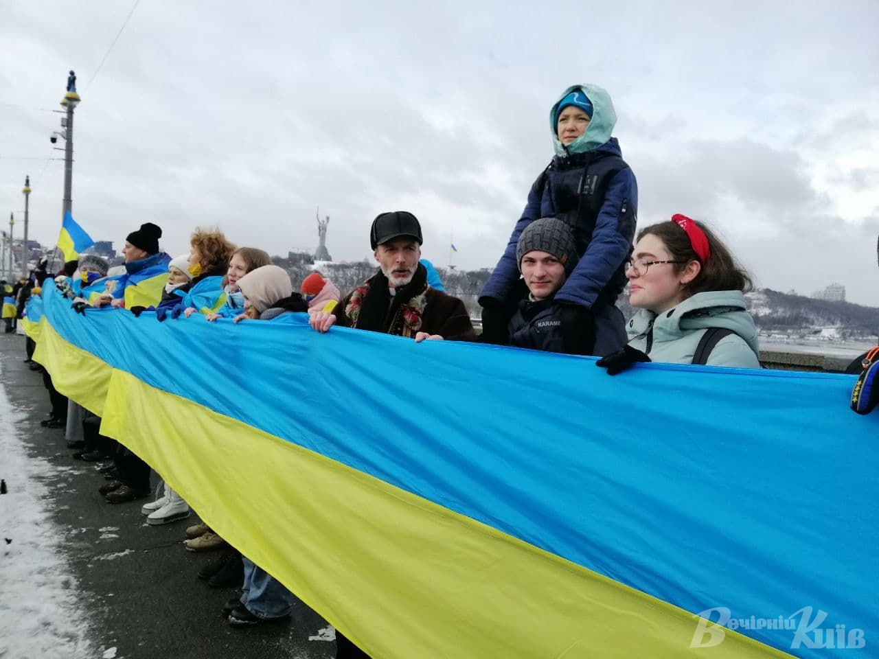У Києві розгорнули 30-метровий прапор і створили "живий ланцюг": приголомшливі фото
