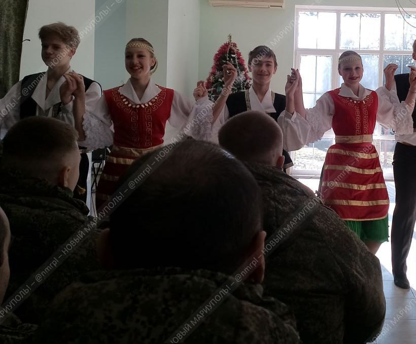 За відмову - у підвал: у Маріуполі дітей змусили розважати окупантів (фото)