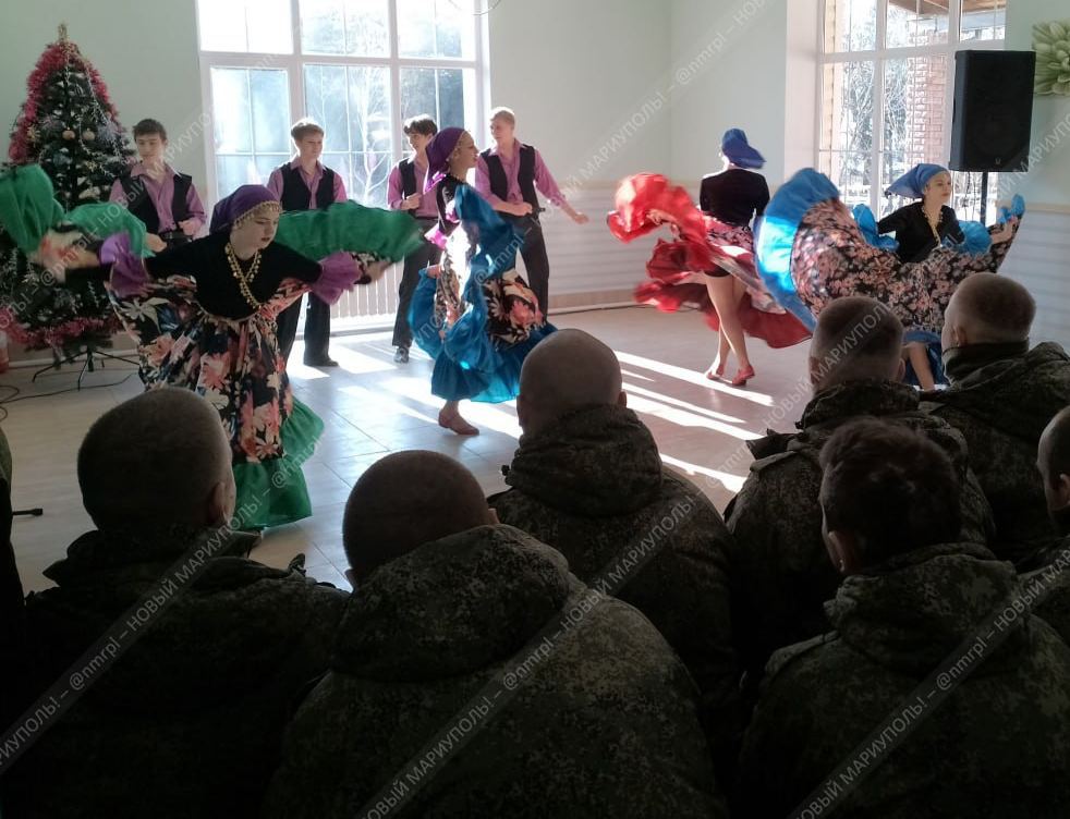 За відмову - у підвал: у Маріуполі дітей змусили розважати окупантів (фото)