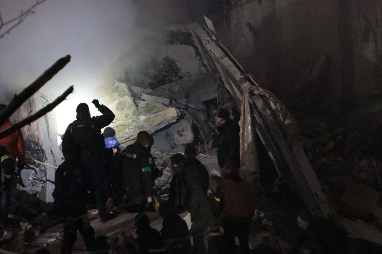 Дніпро сьогодні і Бородянка майже рік тому: злочини держави-терориста на двох фото