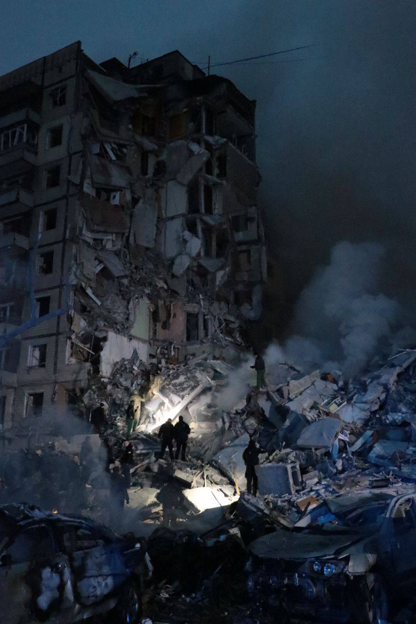 Дніпро сьогодні і Бородянка майже рік тому: злочини держави-терориста на двох фото