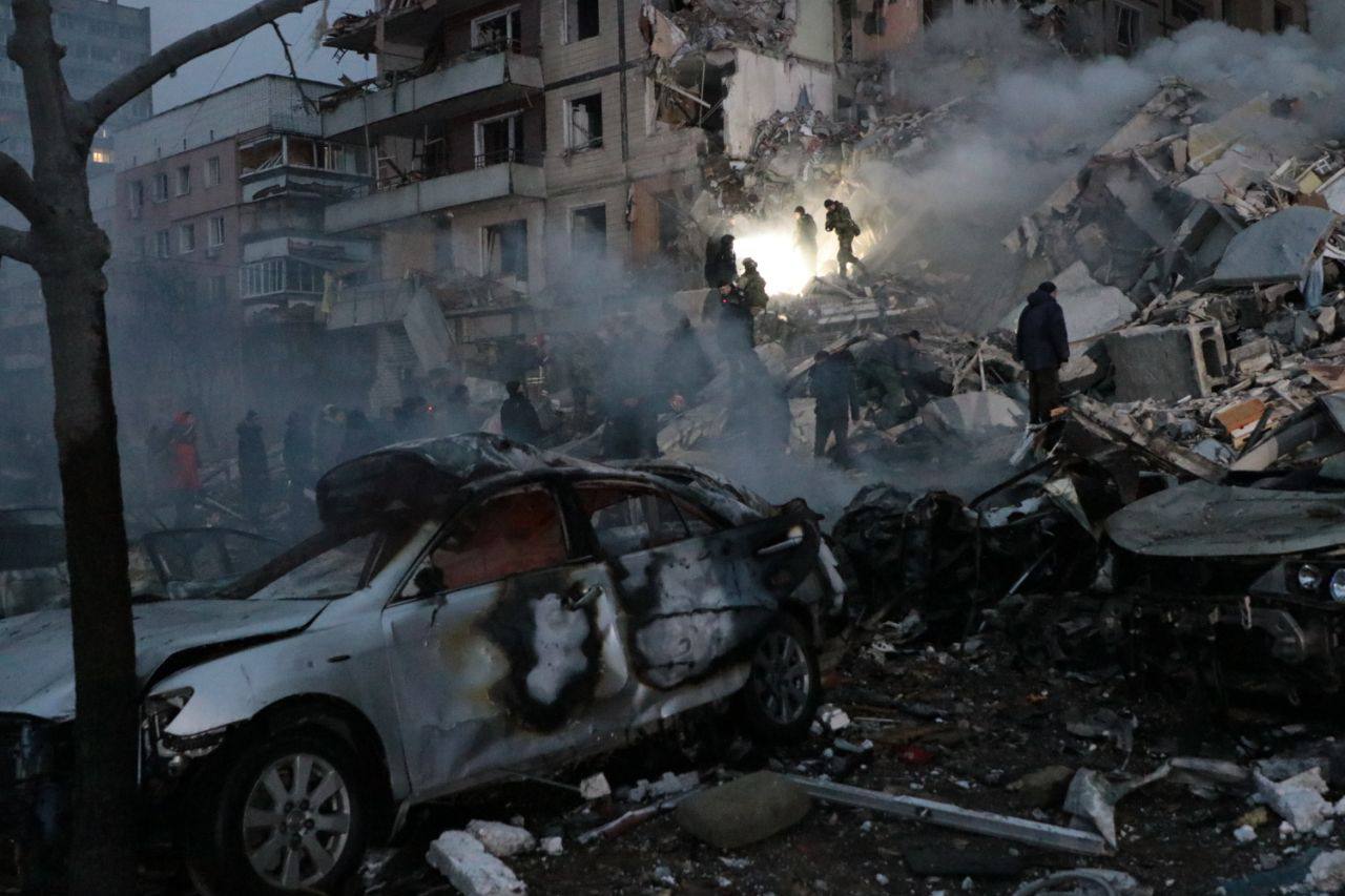 Дніпро сьогодні і Бородянка майже рік тому: злочини держави-терориста на двох фото