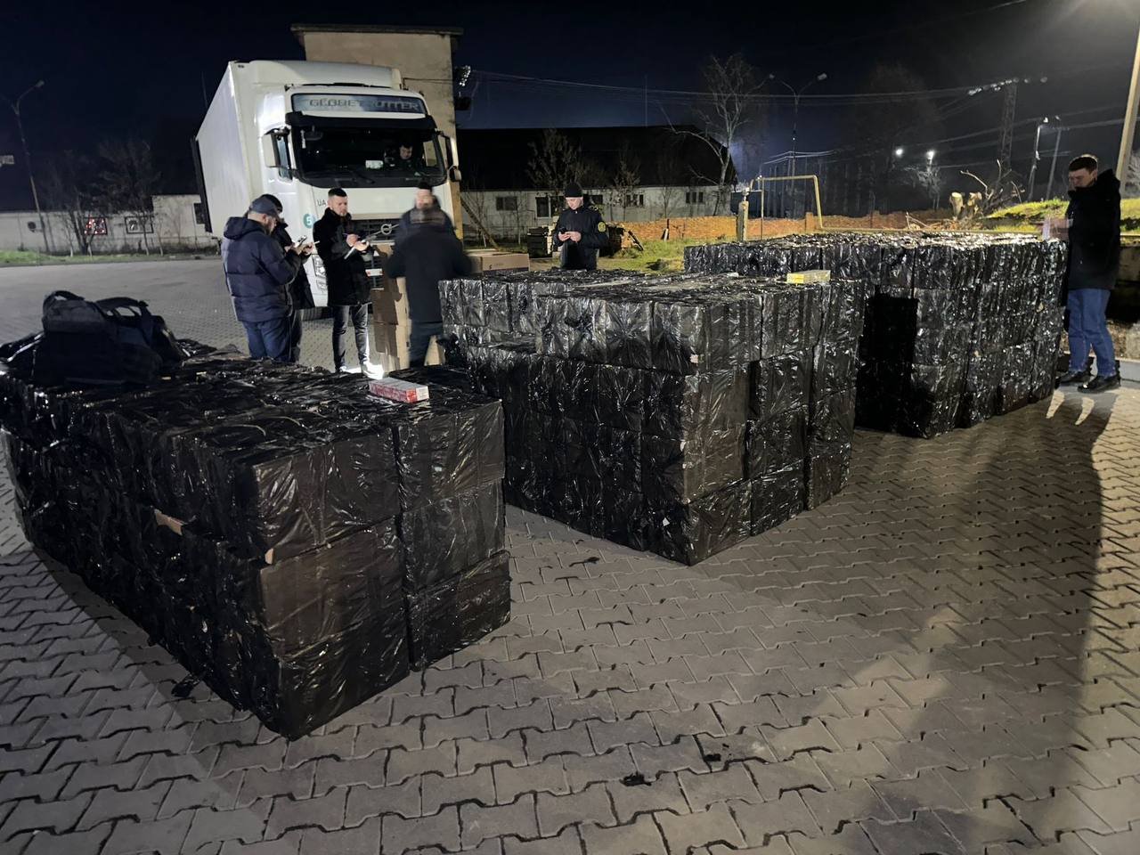 "Заправили" цигарками. Митники на кордоні виявили автоцистерну з контрабандою