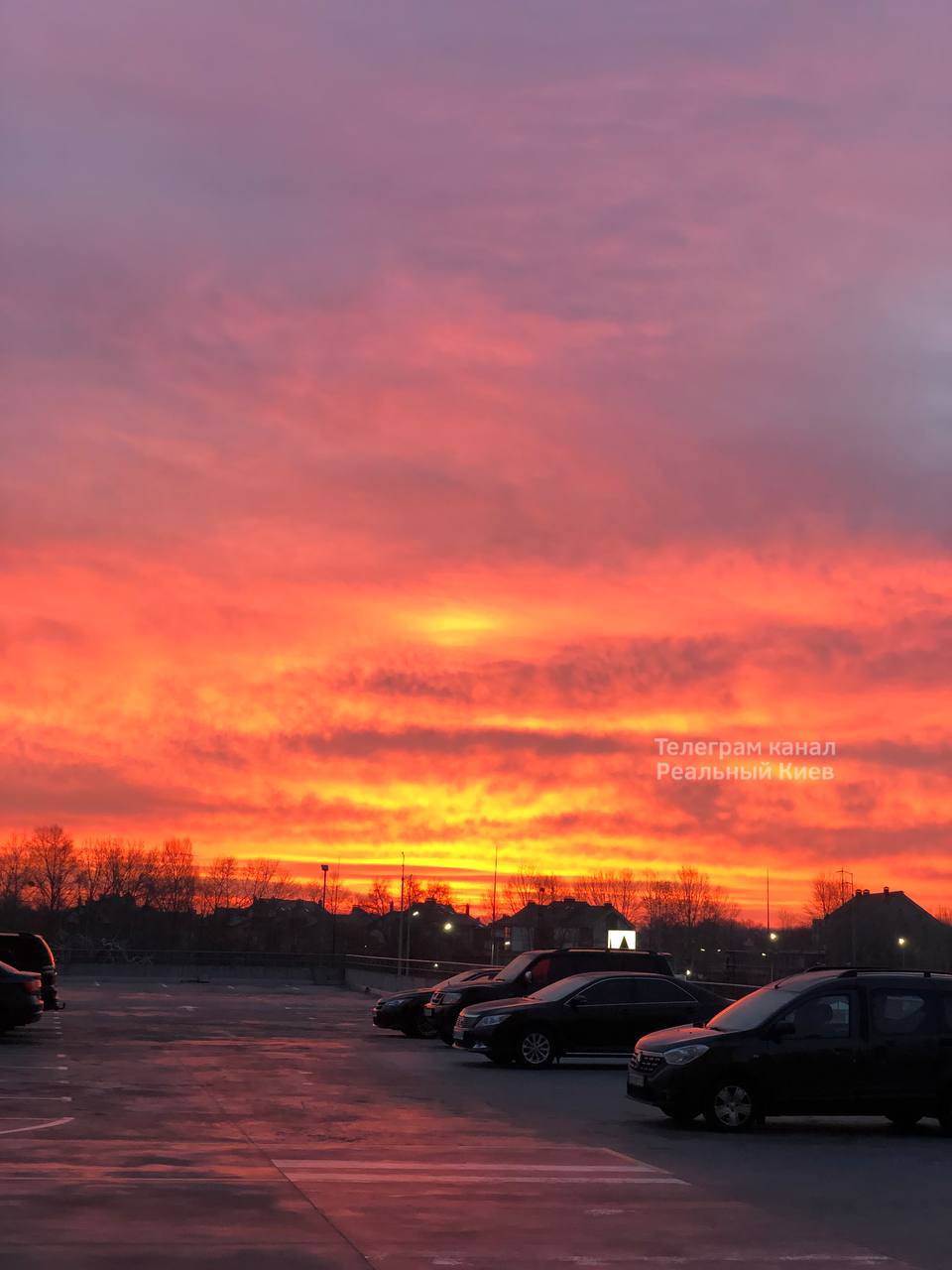 Над Киевом "горело" небо: невероятные фото огненного восхода солнца
