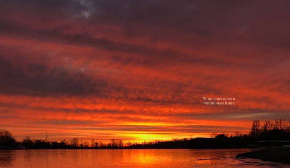 Над Киевом "горело" небо: невероятные фото огненного восхода солнца