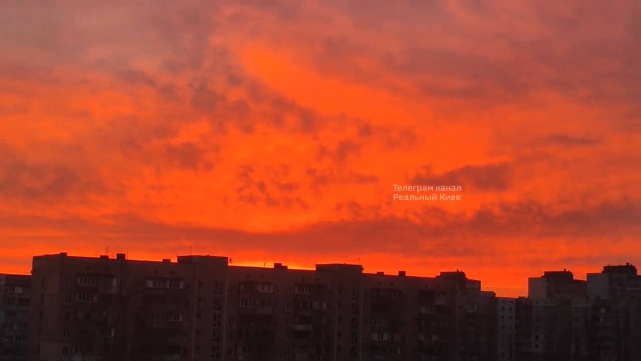 Над Киевом "горело" небо: невероятные фото огненного восхода солнца