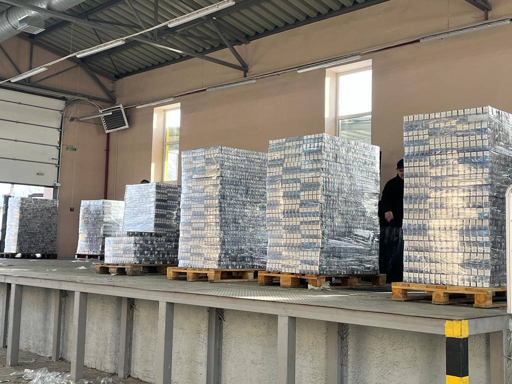 Перевозив сигарети в цистерні для олії. Прикордонники викрили контрабандиста