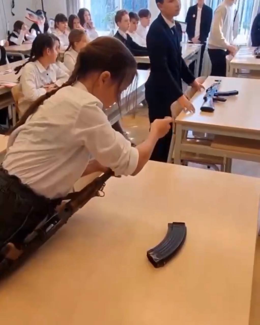 В Криму учнів молодших класів уже вчать користуватися зброєю: обурливе відео