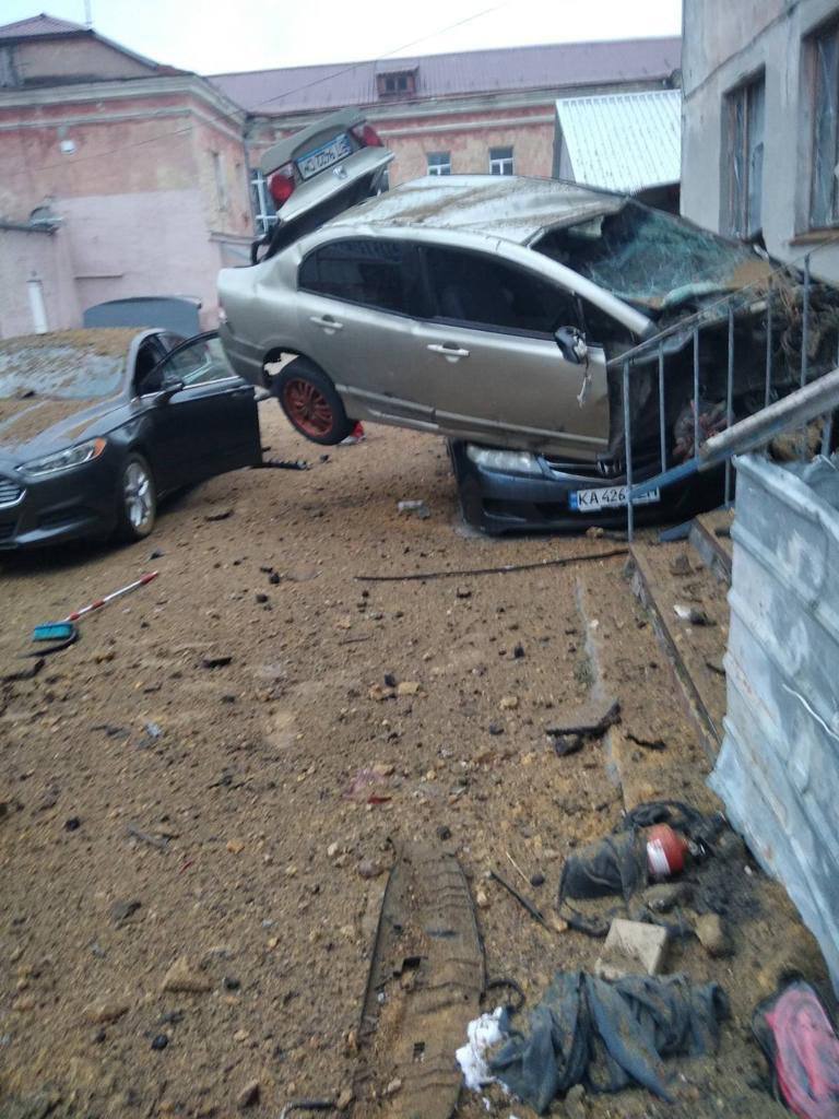 Росіяни з безпілотників атакували медичний заклад у Херсоні: є пошкодження