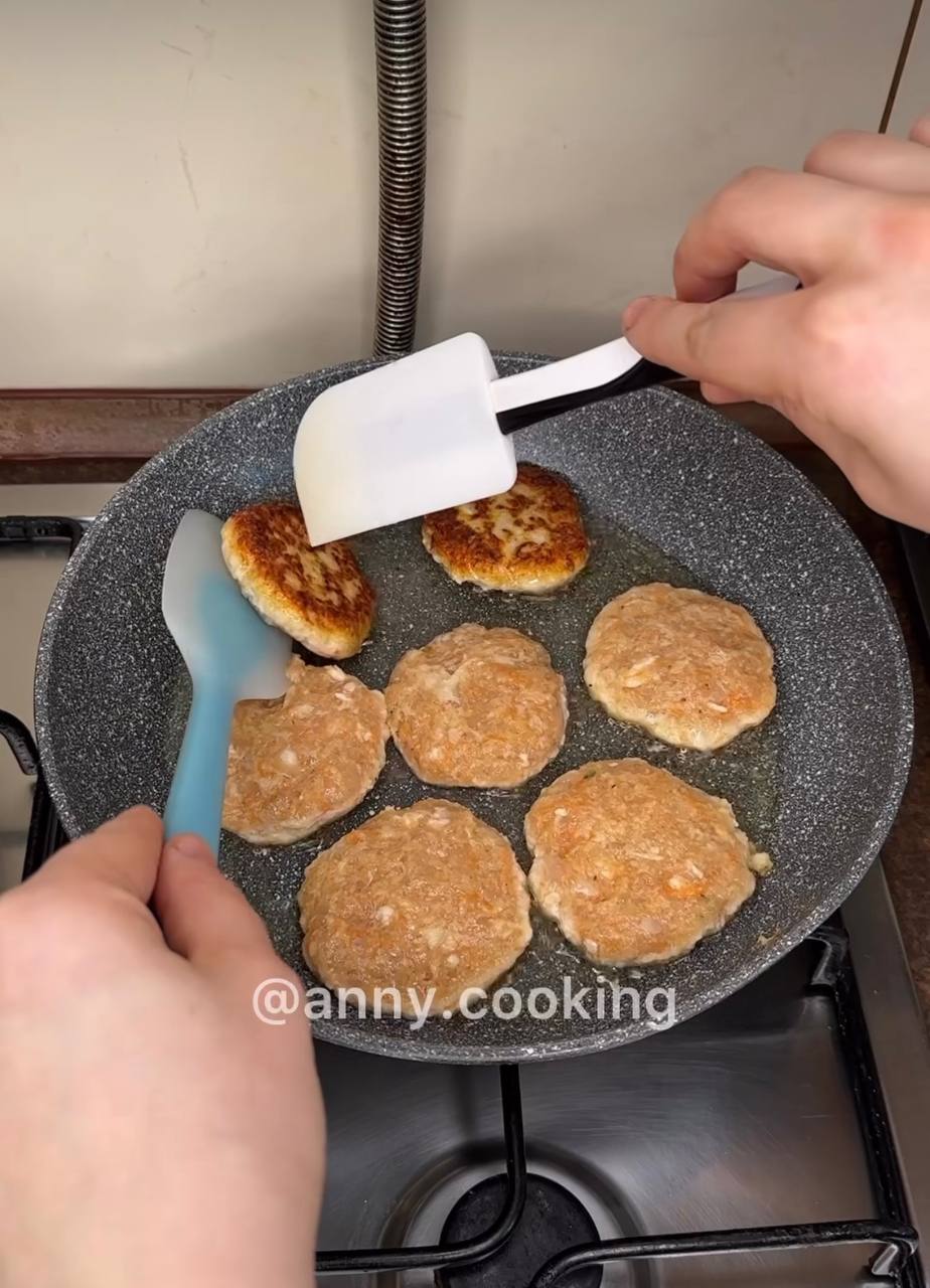 Скільки яєць додавати у фарш для котлет, щоб вони тримали форму та були соковитими