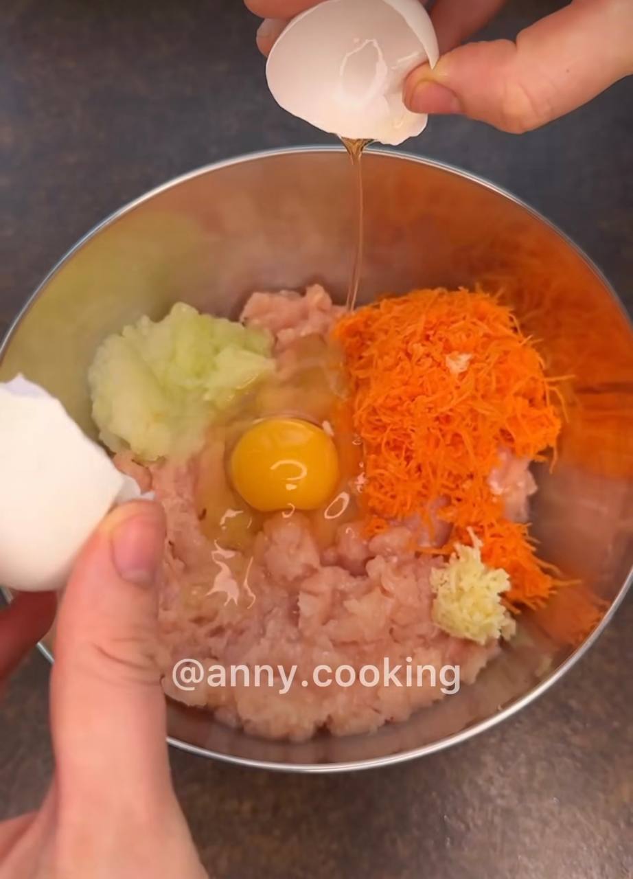 Скільки яєць додавати у фарш для котлет, щоб вони тримали форму та були соковитими