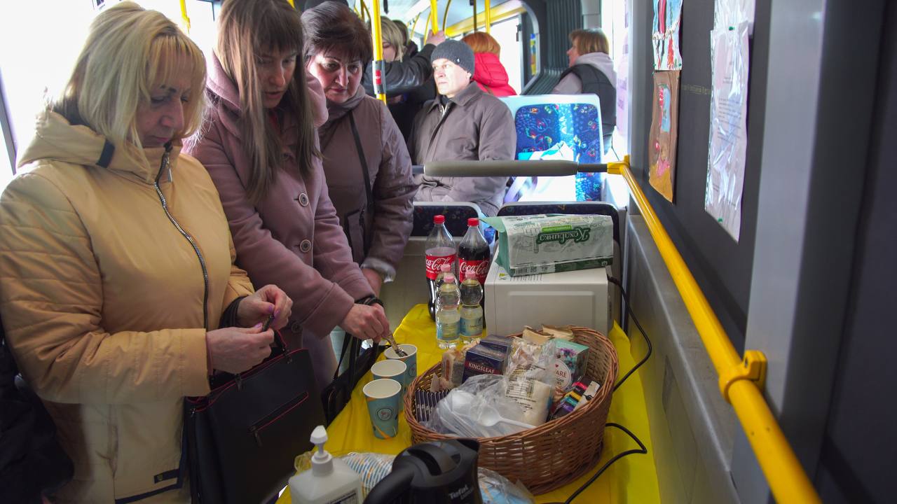 У Києві створили "Пункт незламності" на базі автобуса: як він виглядає та чим унікальний (фото, відео)