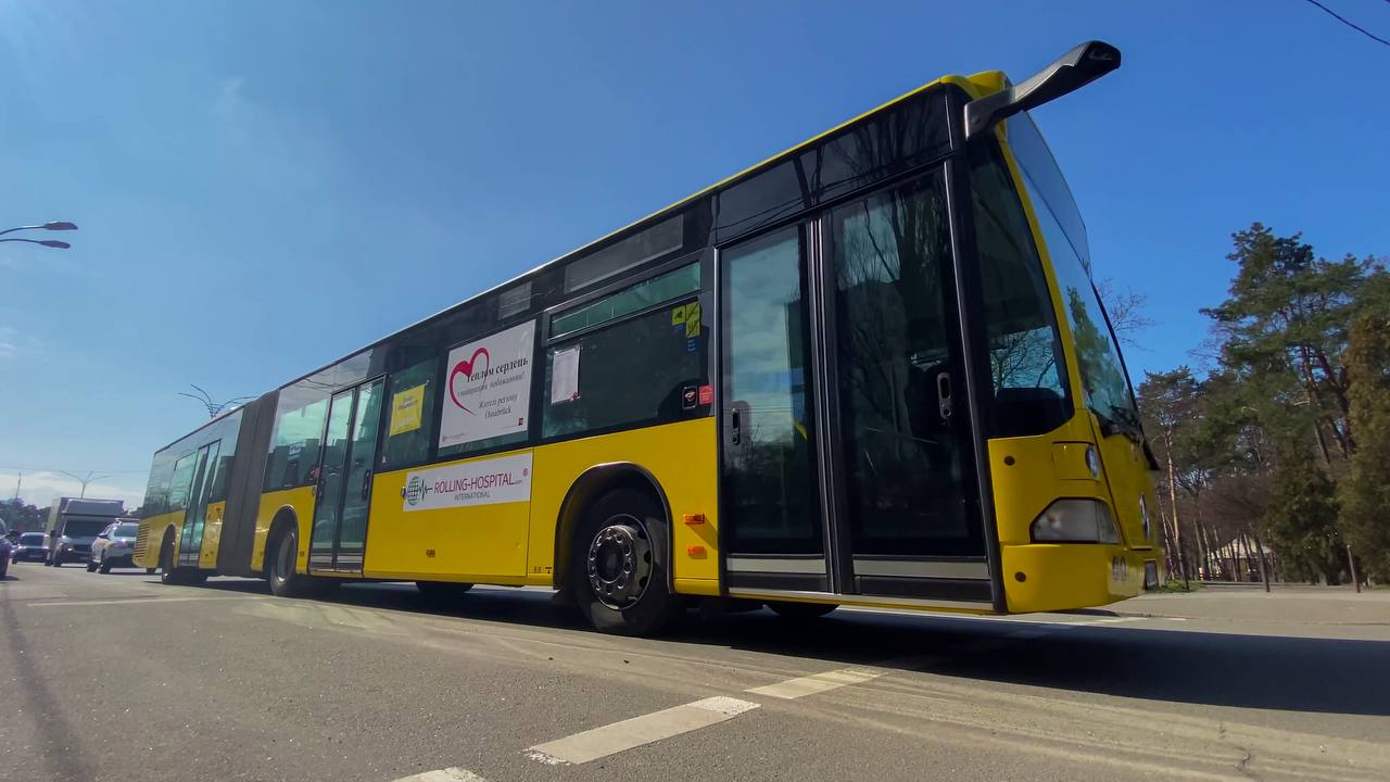 У Києві створили "Пункт незламності" на базі автобуса: як він виглядає та чим унікальний (фото, відео)