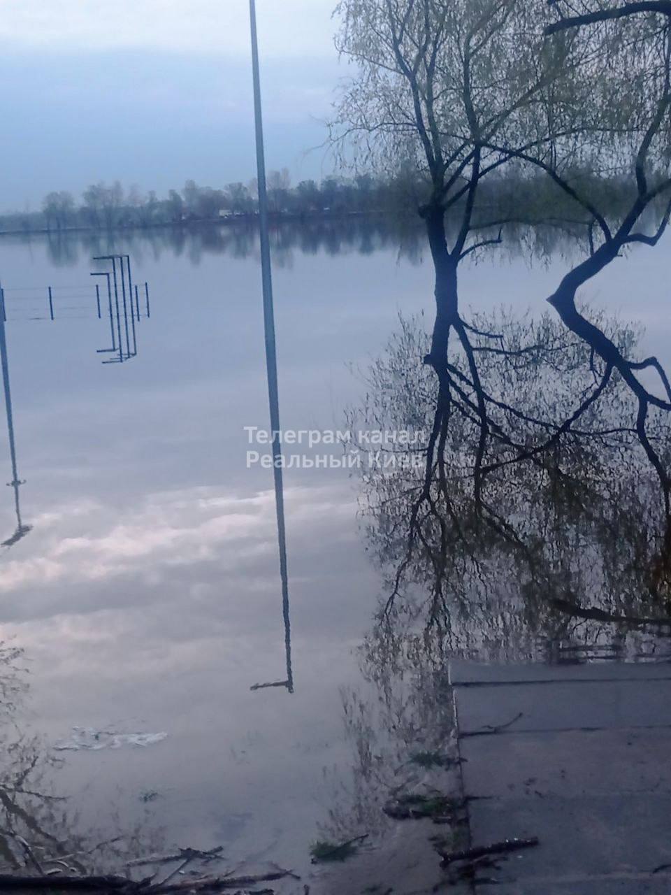В Киеве катастрофически поднимается вода: Днепр выходит из берегов (фото)