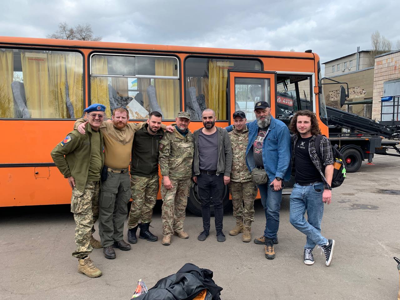 Шахраї під виглядом "волонтерів" відомого фонду кидають воїнів ЗСУ на гроші: що відомо