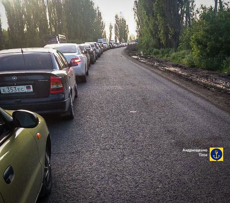 "Паніки немає". На кордоні Донецької області з РФ виникла багатокілометрова черга