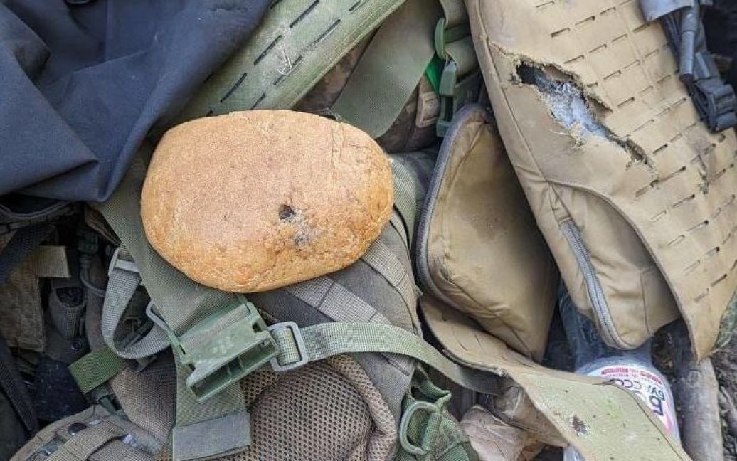 Пройшла крізь метал, але застрягла у буханці: під Бахмутом хлібина врятувала воїна від кулі (фото)
