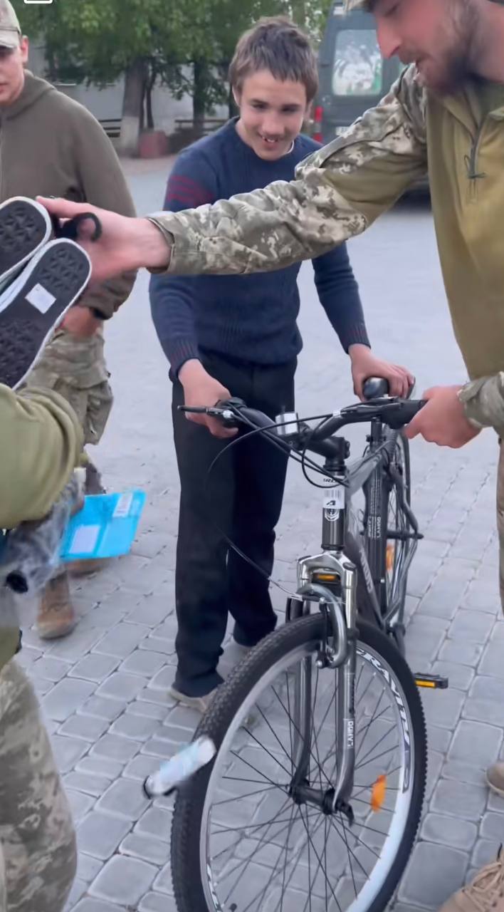 Украинские военные сделали подростку подарок мечты: трогательное видео