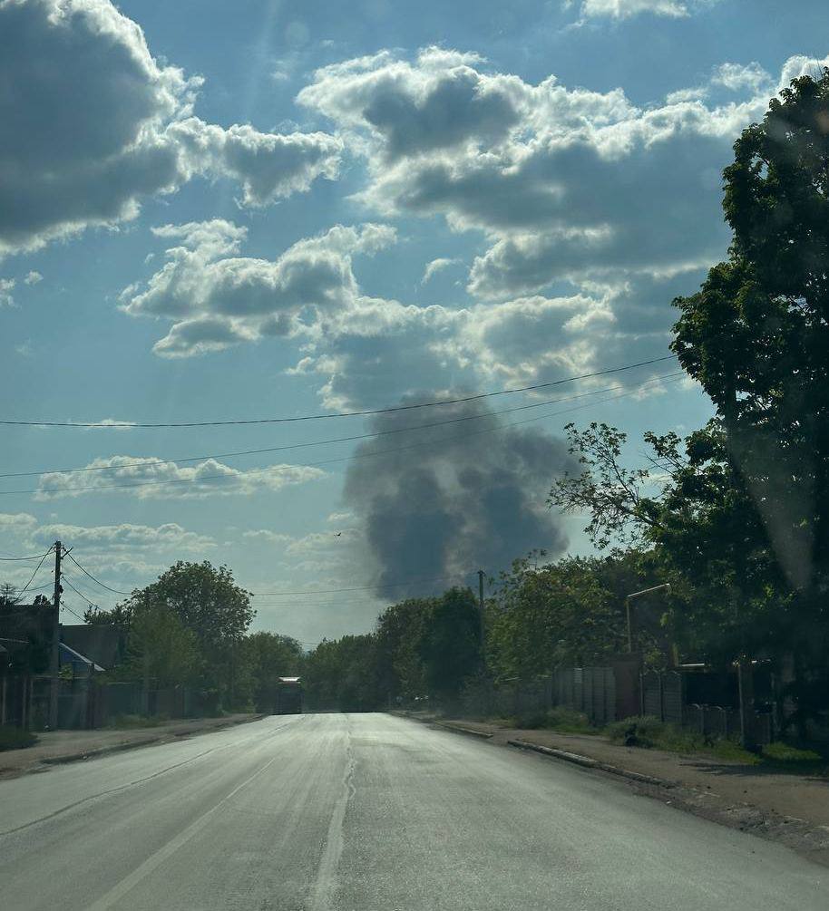 У Єнакієвому місцеві повідомляють про вибухи
