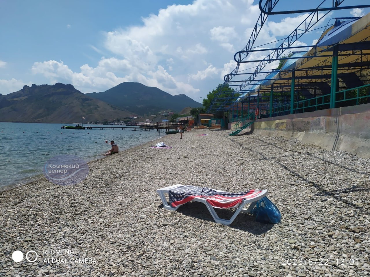 Людей мало і заклади не відкрились: у мережі показали нові фото пляжів у Криму