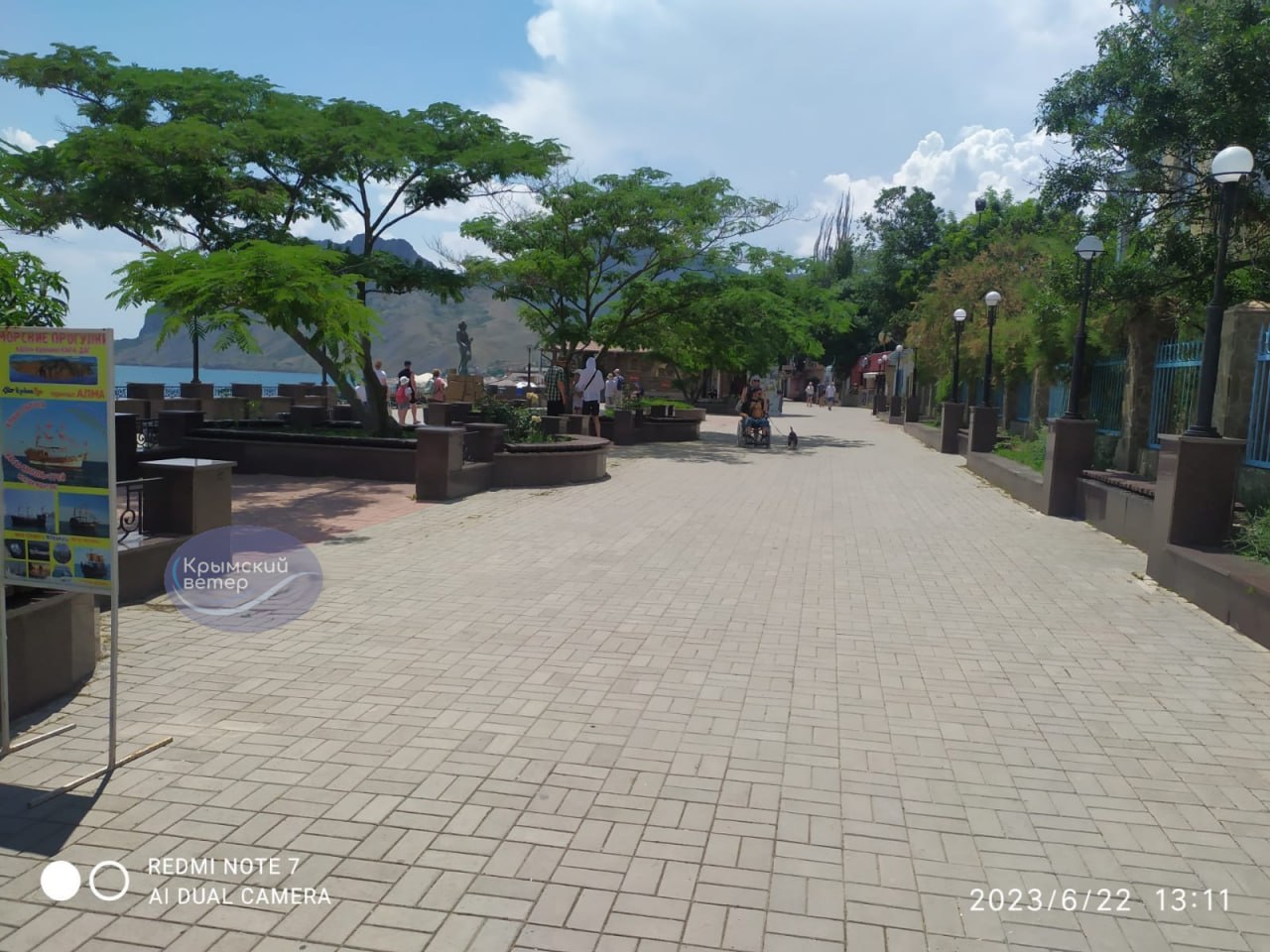 Людей мало і заклади не відкрились: у мережі показали нові фото пляжів у Криму