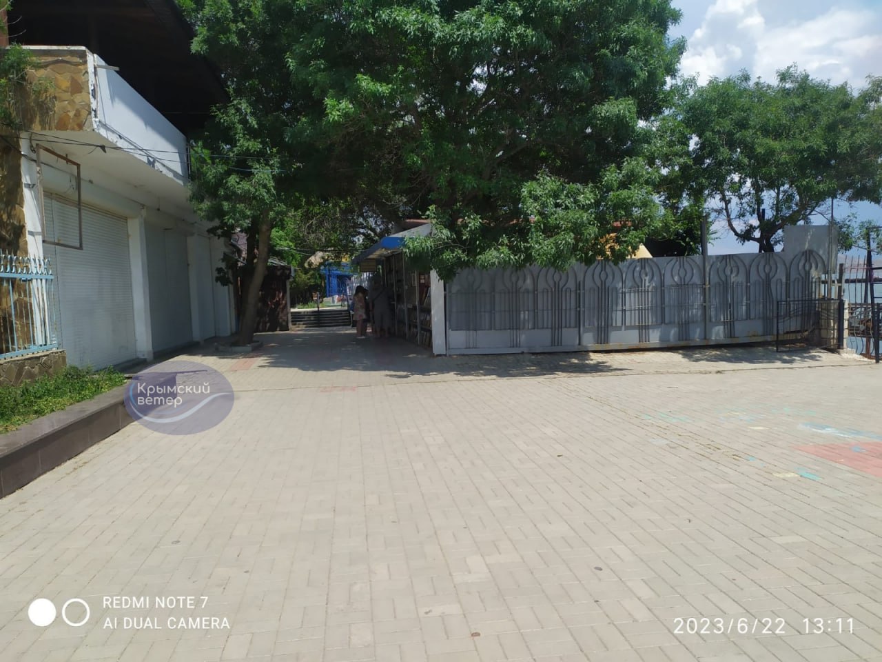 Людей мало і заклади не відкрились: у мережі показали нові фото пляжів у Криму