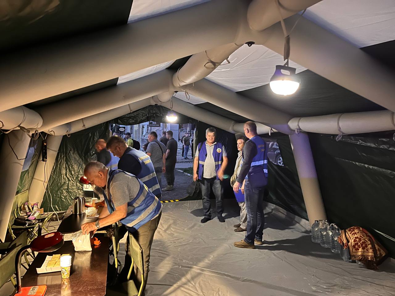 РФ нанесла два ракетных удара по Краматорску, "прилетело" в кафе с людьми