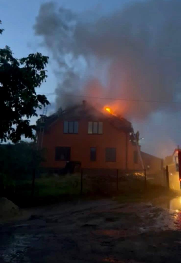 Блискавка влучила у житловий будинок в Броварах