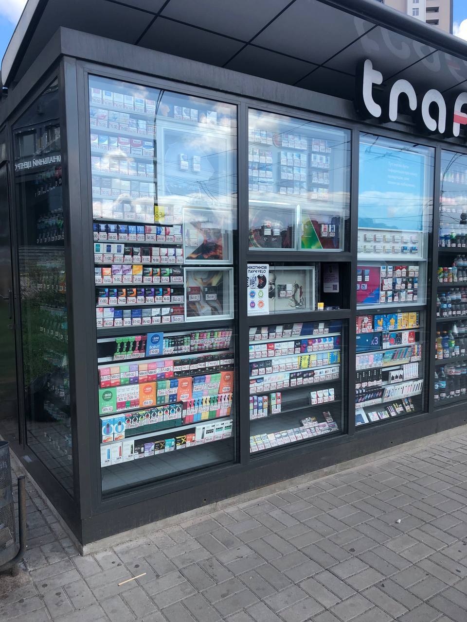 "Парилки" продають повним ходом. У Києві "забили" на заборону електронних цигарок (фото)