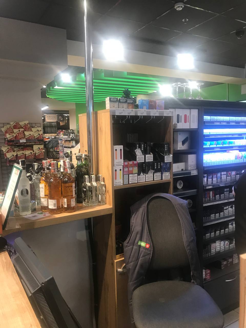 "Парилки" продають повним ходом. У Києві "забили" на заборону електронних цигарок (фото)