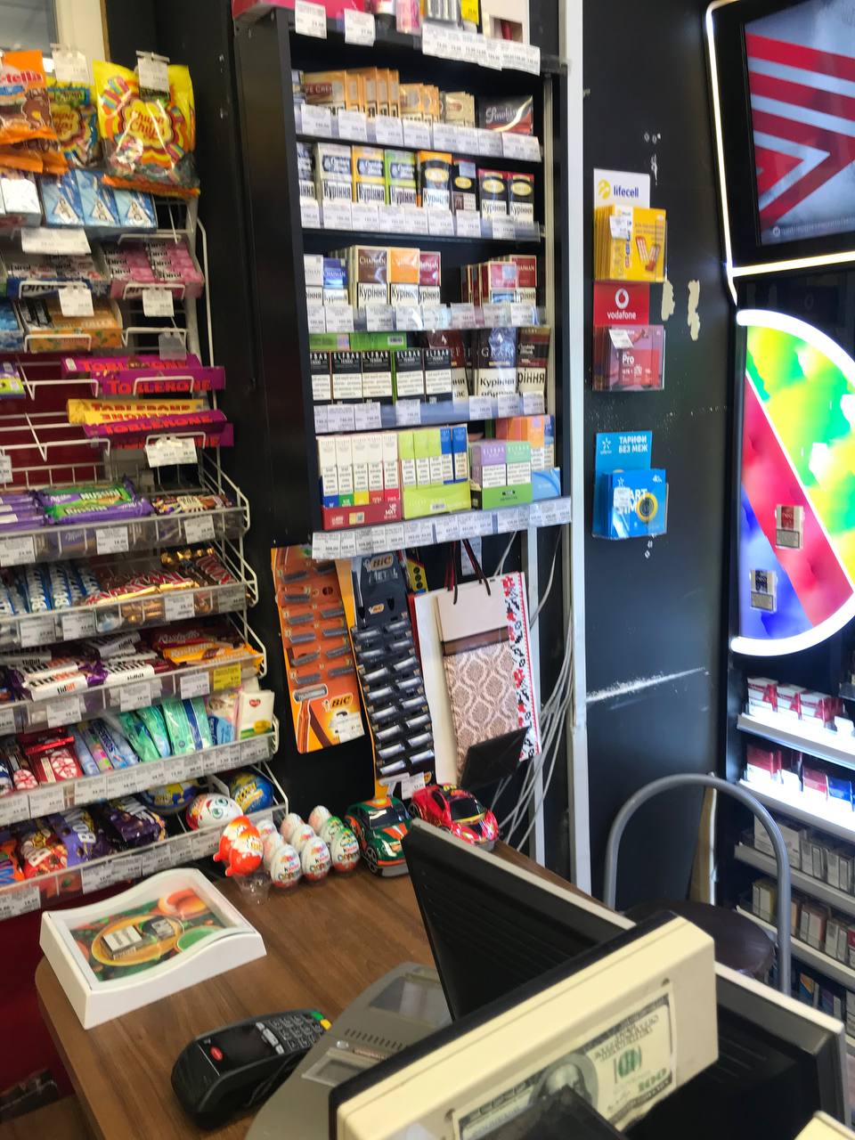 "Парилки" продають повним ходом. У Києві "забили" на заборону електронних цигарок (фото)