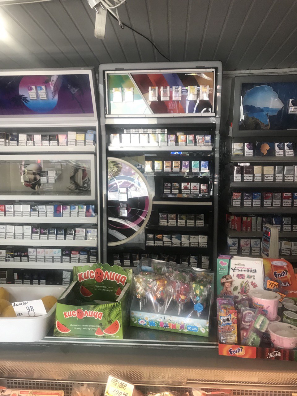 "Парилки" продають повним ходом. У Києві "забили" на заборону електронних цигарок (фото)