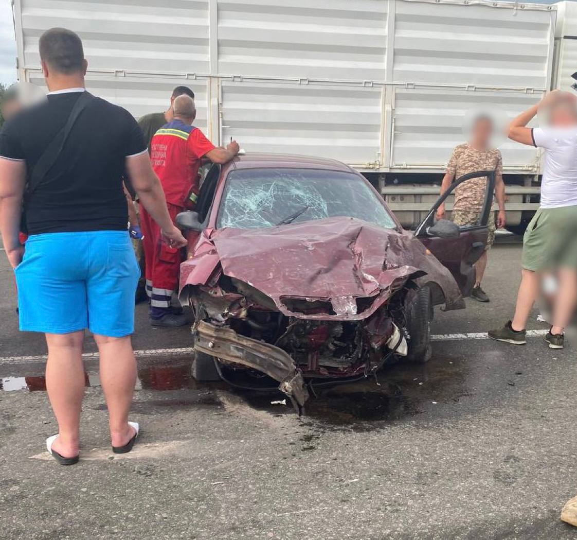 В Киевской области легковушка столкнулась с автобусом: много пострадавших