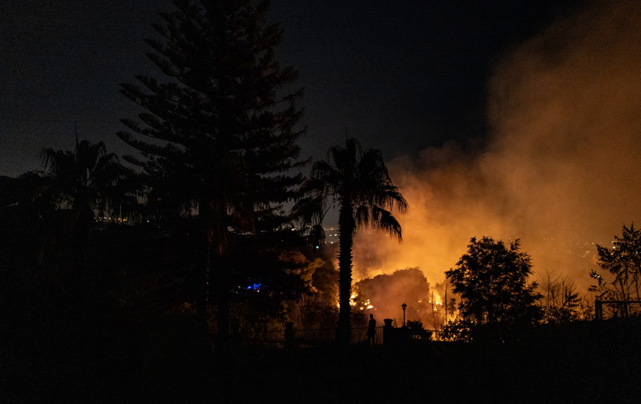 Закриття аеропортів та евакуація туристів. Через спеку Італію охоплюють масштабні пожежі