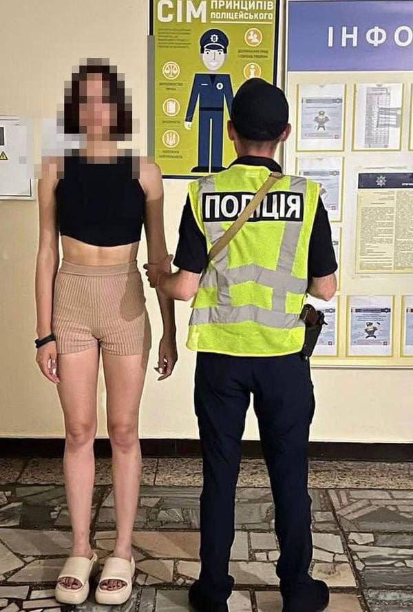 У Києві дві сестри влаштували танці на могилі батька-воїна: що їм тепер "світить"