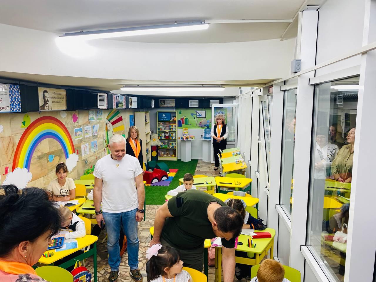 В Харькове дети начали учиться в метро. Смотрите, как выглядит первая в мире подземная школа