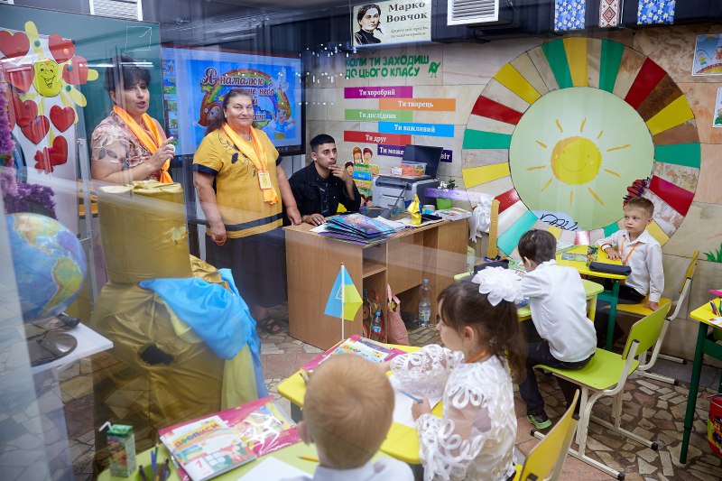 У Харкові діти почали навчатись у метро. Дивіться, як виглядає перша у світі підземна школа