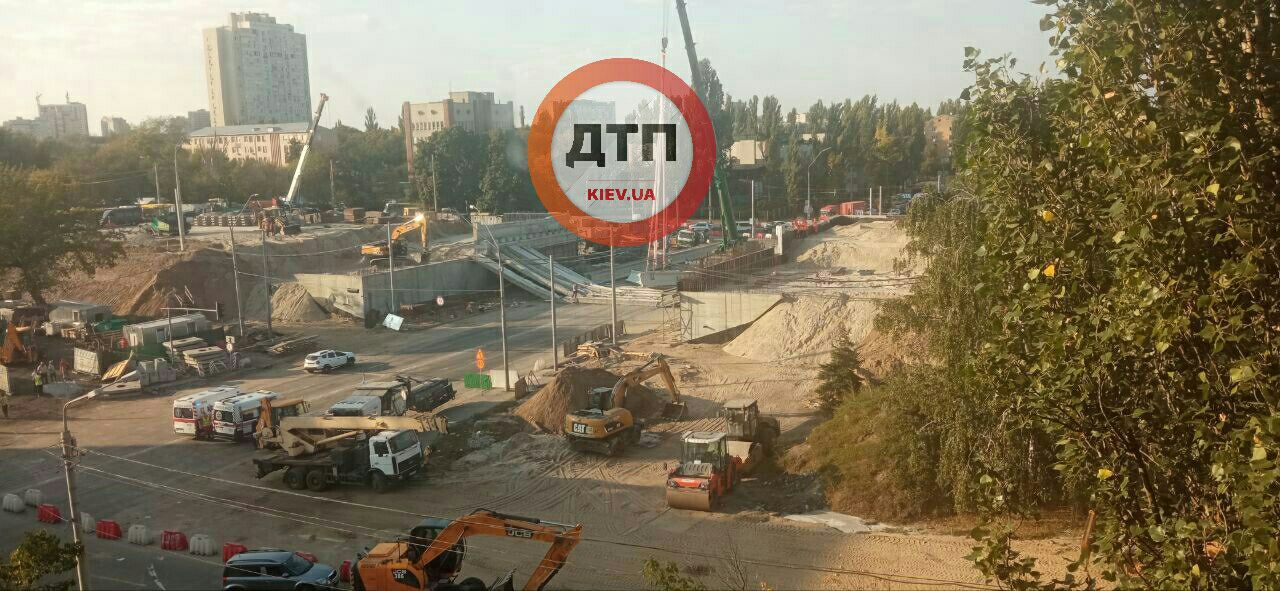 Як виглядає Дегтярівський міст у Києві після обвалу: фото та відео